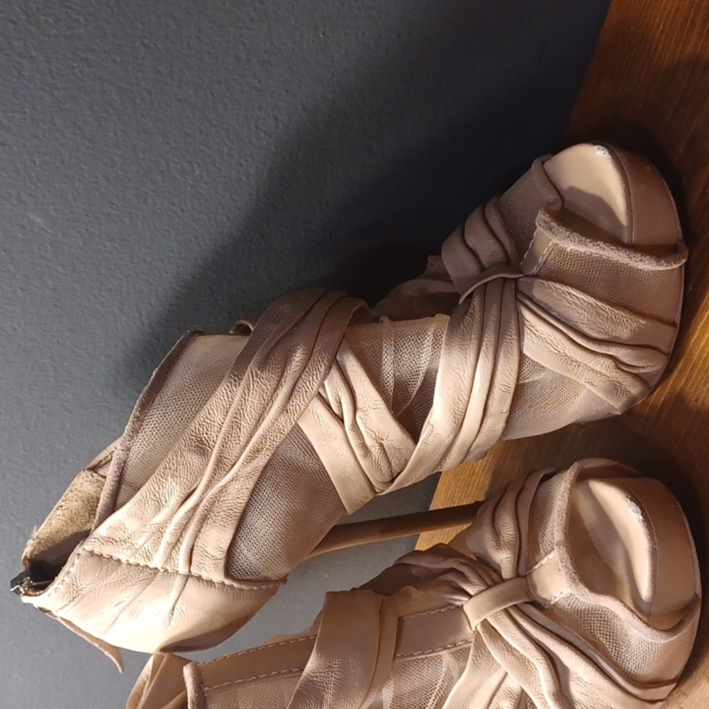 LAMB heels - Picture 3 of 16